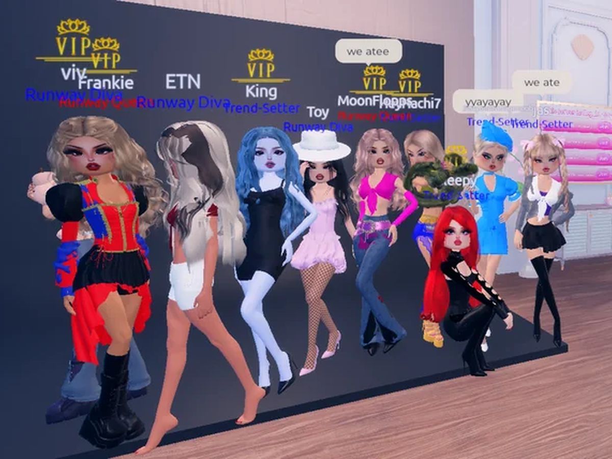Y2K Dress to Impress theme: Show your inner popstar with your DTI outfit